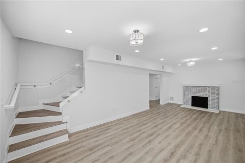 House in Saint Petersburg, Florida 3 bedrooms, 175.03 sq.m. № 2205248 - photo 9