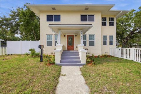 House in Saint Petersburg, Florida 3 bedrooms, 175.03 sq.m. № 2205248 - photo 2