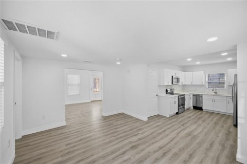 House in Saint Petersburg, Florida 3 bedrooms, 175.03 sq.m. № 2205248 - photo 10