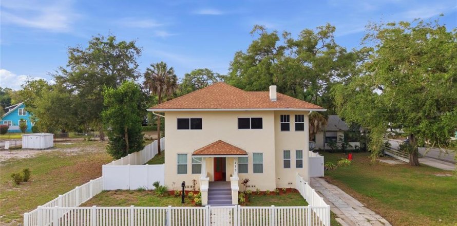 House in Saint Petersburg, Florida 3 bedrooms, 175.03 sq.m. № 2205248