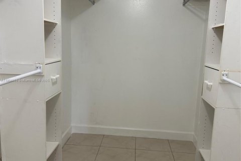 Condominio en alquiler en Pembroke Pines, Florida, 2 dormitorios, 91.04 m2 № 1872134 - foto 9