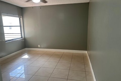Condominio en alquiler en Pembroke Pines, Florida, 2 dormitorios, 91.04 m2 № 1872134 - foto 7