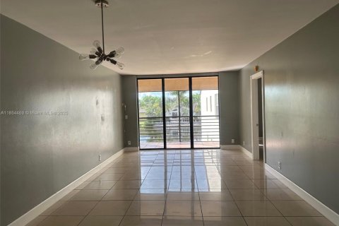 Condominio en alquiler en Pembroke Pines, Florida, 2 dormitorios, 91.04 m2 № 1872134 - foto 2