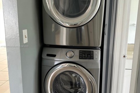 Condominio en alquiler en Pembroke Pines, Florida, 2 dormitorios, 91.04 m2 № 1872134 - foto 12