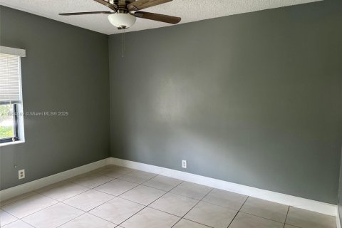 Condominio en alquiler en Pembroke Pines, Florida, 2 dormitorios, 91.04 m2 № 1872134 - foto 10