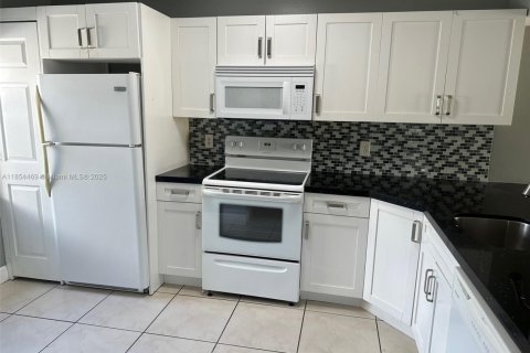 Condominio en alquiler en Pembroke Pines, Florida, 2 dormitorios, 91.04 m2 № 1872134 - foto 4