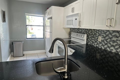 Condominio en alquiler en Pembroke Pines, Florida, 2 dormitorios, 91.04 m2 № 1872134 - foto 3