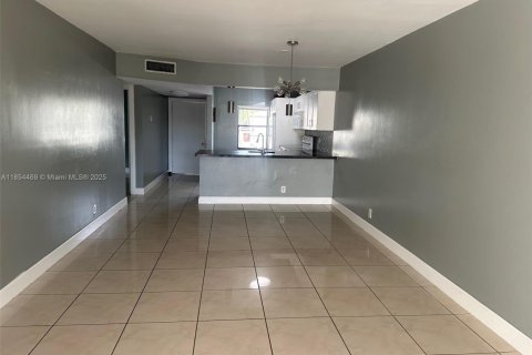 Condominio en alquiler en Pembroke Pines, Florida, 2 dormitorios, 91.04 m2 № 1872134 - foto 5