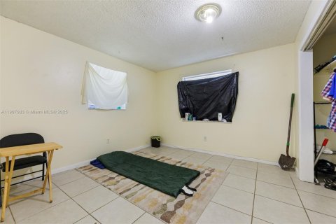 Commercial property in West Palm Beach, Florida 232.07 sq.m. № 1963613 - photo 2