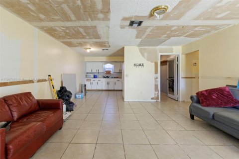 Commercial property in West Palm Beach, Florida 232.07 sq.m. № 1963613 - photo 11