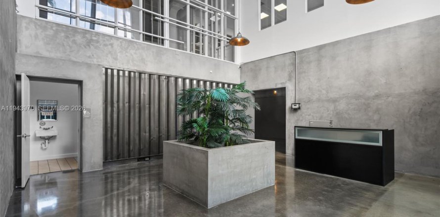 Commercial property in Miami, Florida № 2154990