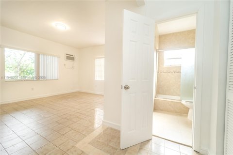 House in Miami, Florida 1 bedroom, 166.3 sq.m. № 2002737 - photo 14