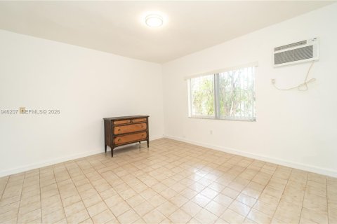 House in Miami, Florida 1 bedroom, 166.3 sq.m. № 2002737 - photo 12