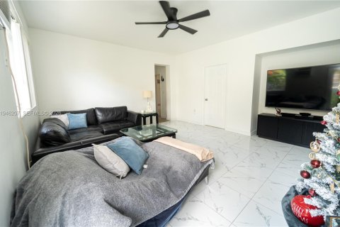 House in Miami, Florida 1 bedroom, 166.3 sq.m. № 2002737 - photo 4