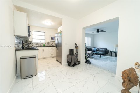 House in Miami, Florida 1 bedroom, 166.3 sq.m. № 2002737 - photo 8