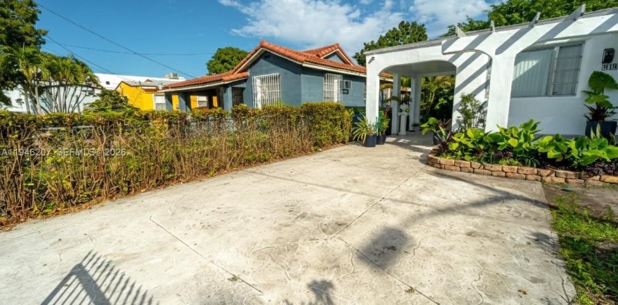 House in Miami, Florida 1 bedroom, 166.3 sq.m. № 2002737