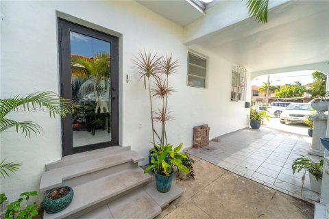 House in Miami, Florida 1 bedroom, 166.3 sq.m. № 2002737 - photo 3