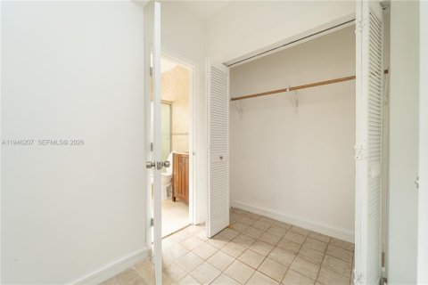 House in Miami, Florida 1 bedroom, 166.3 sq.m. № 2002737 - photo 15