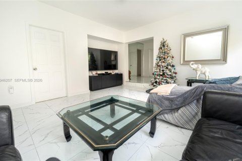 House in Miami, Florida 1 bedroom, 166.3 sq.m. № 2002737 - photo 6