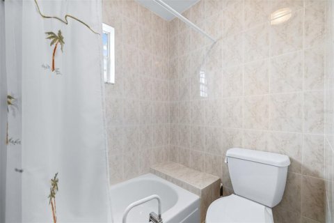 Condo in Belleair, Florida, 2 bedrooms  № 1618138 - photo 12