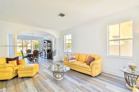 Casa en venta en Miramar, Florida, 6 dormitorios, 371.05 m2 № 1713221 - foto 6