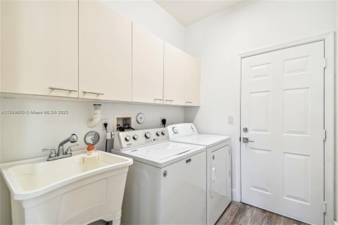 Casa en venta en Miramar, Florida, 6 dormitorios, 371.05 m2 № 1713221 - foto 19