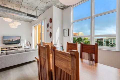 Condo in Miami, Florida, 2 bedrooms  № 2065927 - photo 10