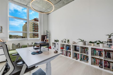 Condo in Miami, Florida, 2 bedrooms  № 2065927 - photo 23