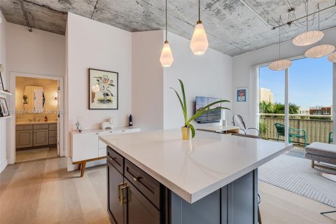 Condo in Miami, Florida, 2 bedrooms  № 2065927 - photo 3