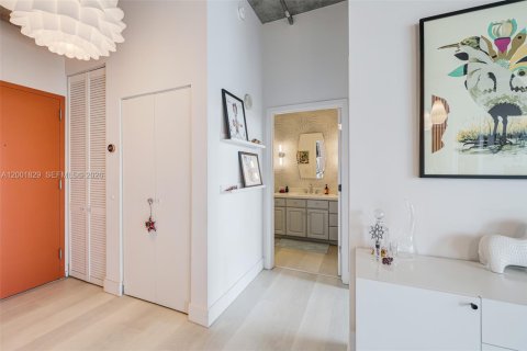 Condo in Miami, Florida, 2 bedrooms  № 2065927 - photo 18