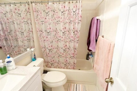 Touwnhouse à vendre à Pembroke Pines, Floride: 3 chambres, 151.9 m2 № 2077046 - photo 20