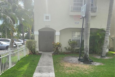 Touwnhouse à vendre à Pembroke Pines, Floride: 3 chambres, 151.9 m2 № 2077046 - photo 2