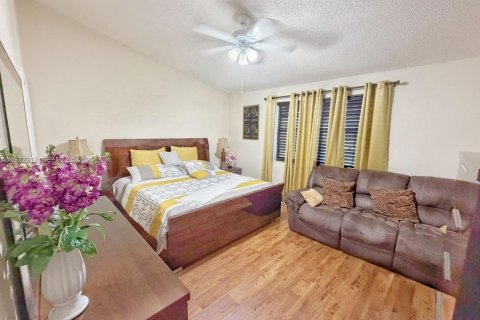 Touwnhouse à vendre à Pembroke Pines, Floride: 3 chambres, 151.9 m2 № 2077046 - photo 4