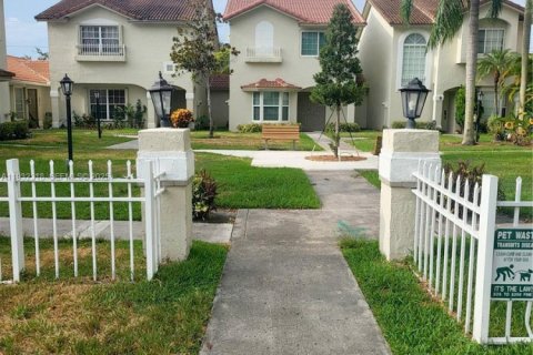 Touwnhouse à vendre à Pembroke Pines, Floride: 3 chambres, 151.9 m2 № 2077046 - photo 3