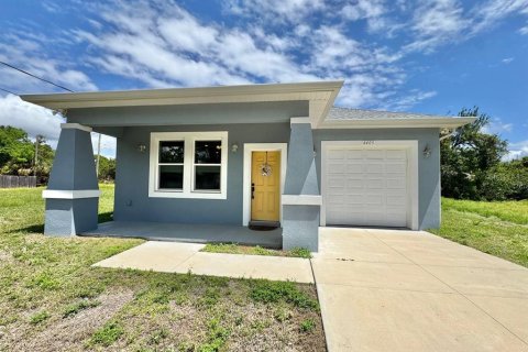 House in Tampa, Florida 3 bedrooms, 116.22 sq.m. № 2113994