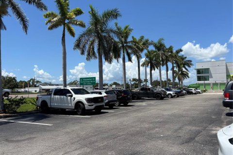 Propiedad comercial en alquiler en Port Charlotte, Florida, 97.55 m2 № 1917146 - foto 16
