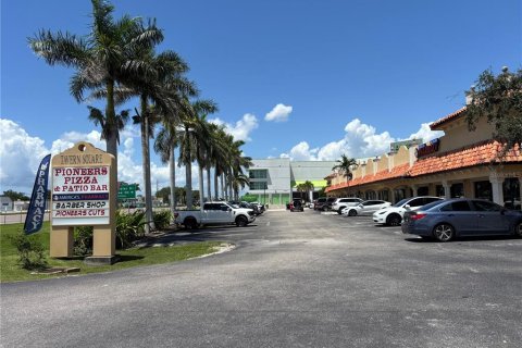 Propiedad comercial en alquiler en Port Charlotte, Florida, 97.55 m2 № 1917146 - foto 2