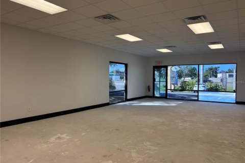 Propiedad comercial en alquiler en Port Charlotte, Florida, 97.55 m2 № 1917146 - foto 13