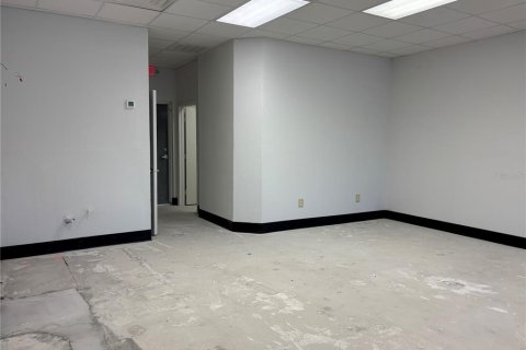 Propiedad comercial en alquiler en Port Charlotte, Florida, 97.55 m2 № 1917146 - foto 11