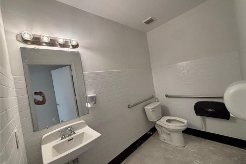 Propiedad comercial en alquiler en Port Charlotte, Florida, 97.55 m2 № 1917146 - foto 12