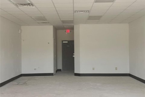 Propiedad comercial en alquiler en Port Charlotte, Florida, 97.55 m2 № 1917146 - foto 9