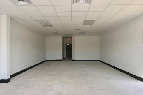 Propiedad comercial en alquiler en Port Charlotte, Florida, 97.55 m2 № 1917146 - foto 8