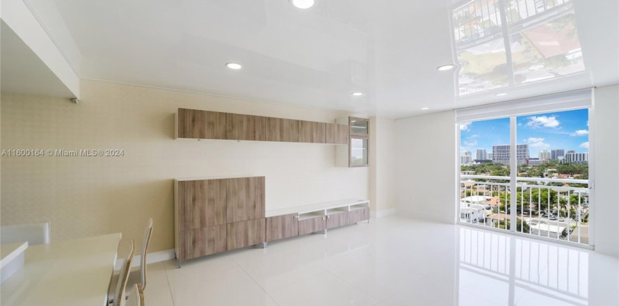 Condominio en Miami, Florida, 2 dormitorios  № 1710061