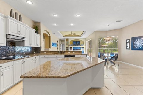 House in Tampa, Florida 6 bedrooms, 335.38 sq.m. № 2101105 - photo 14