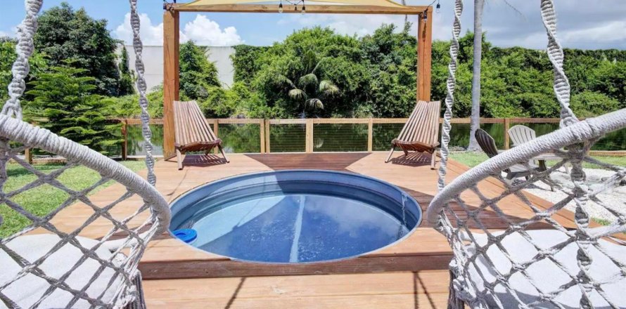 House in Delray Beach, Florida 3 bedrooms, 134.71 sq.m. № 2281405