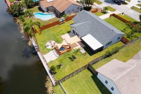 House in Delray Beach, Florida 3 bedrooms, 134.71 sq.m. № 2281405 - photo 12