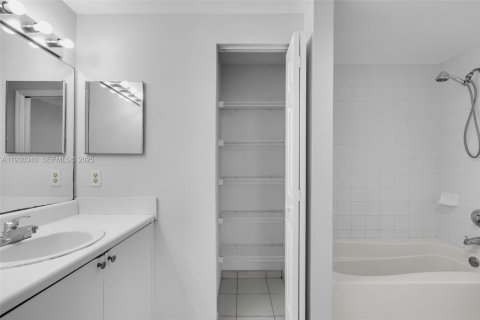 Купить кондоминиум в Мирамар, Флорида 3 спальни, 105.91м2, № 2061592 - фото 21