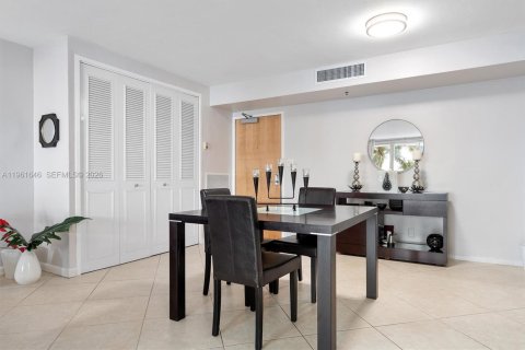 Copropriété à vendre à Surfside, Floride: 1 chambre, 84.08 m2 № 2024487 - photo 9