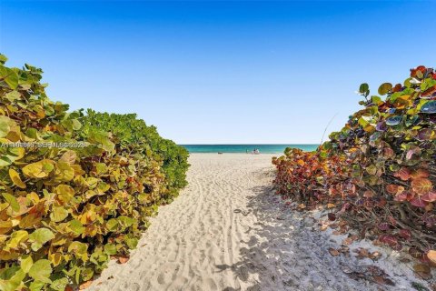 Copropriété à vendre à Surfside, Floride: 1 chambre, 84.08 m2 № 2024487 - photo 17