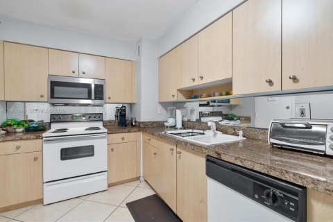 Copropriété à vendre à Surfside, Floride: 1 chambre, 84.08 m2 № 2024487 - photo 11